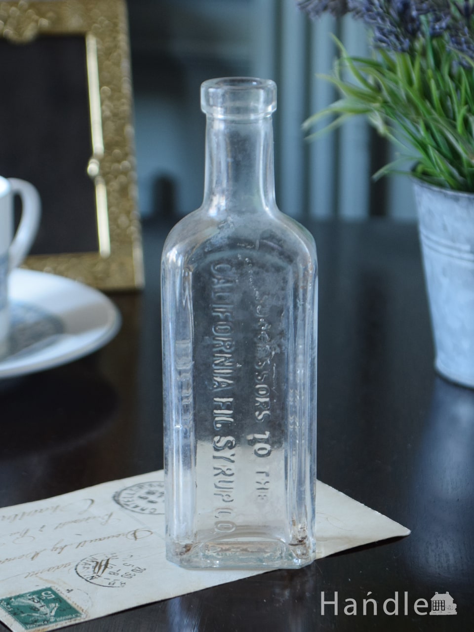 アンティークのおしゃれなガラスボトル、エンボス入りのアルファベットが可愛いガラス瓶 (m-4495-z)