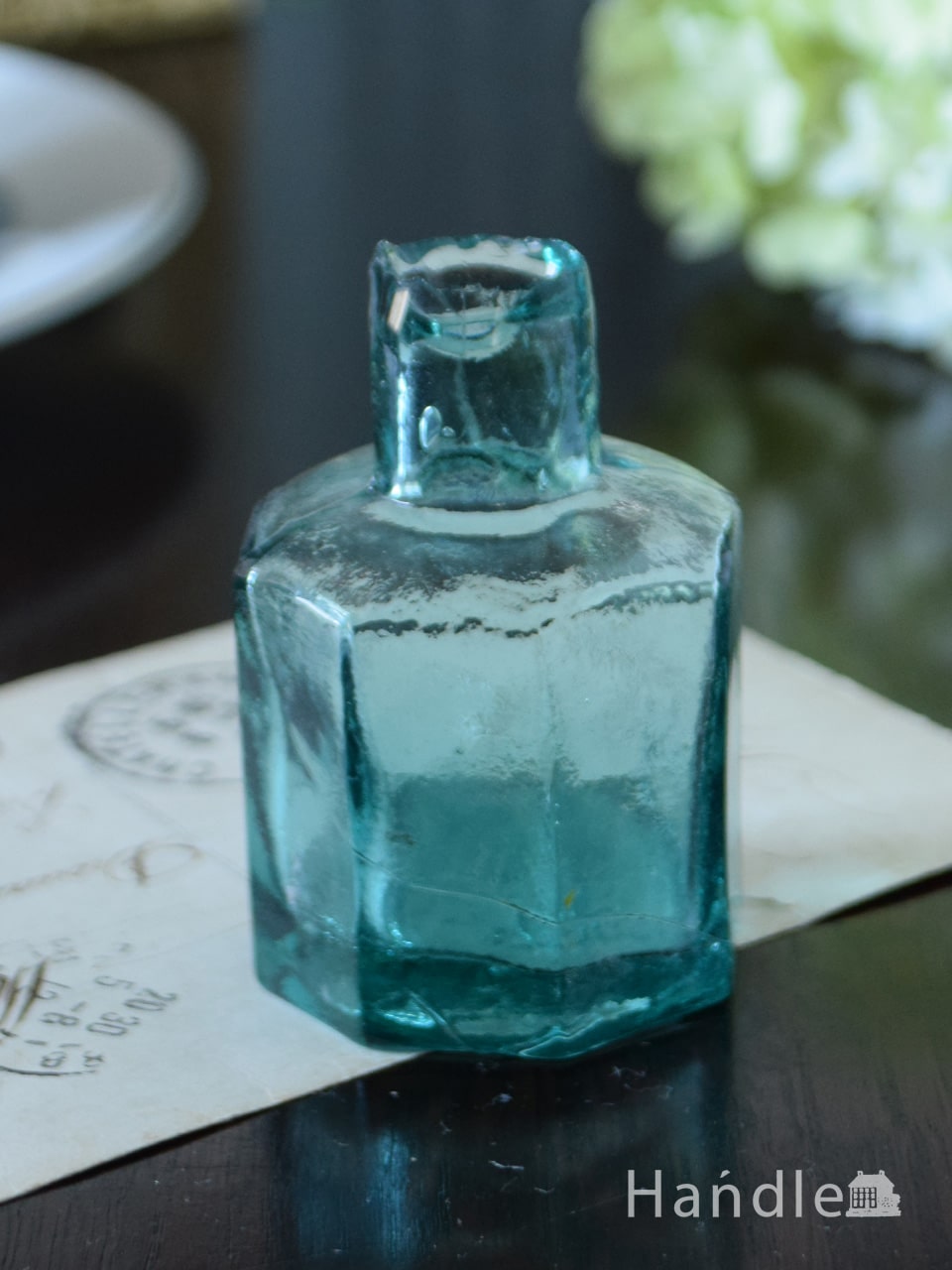 イギリスのアンティークガラス雑貨、濃いブルー色が美しい、定番の形のインクボトル