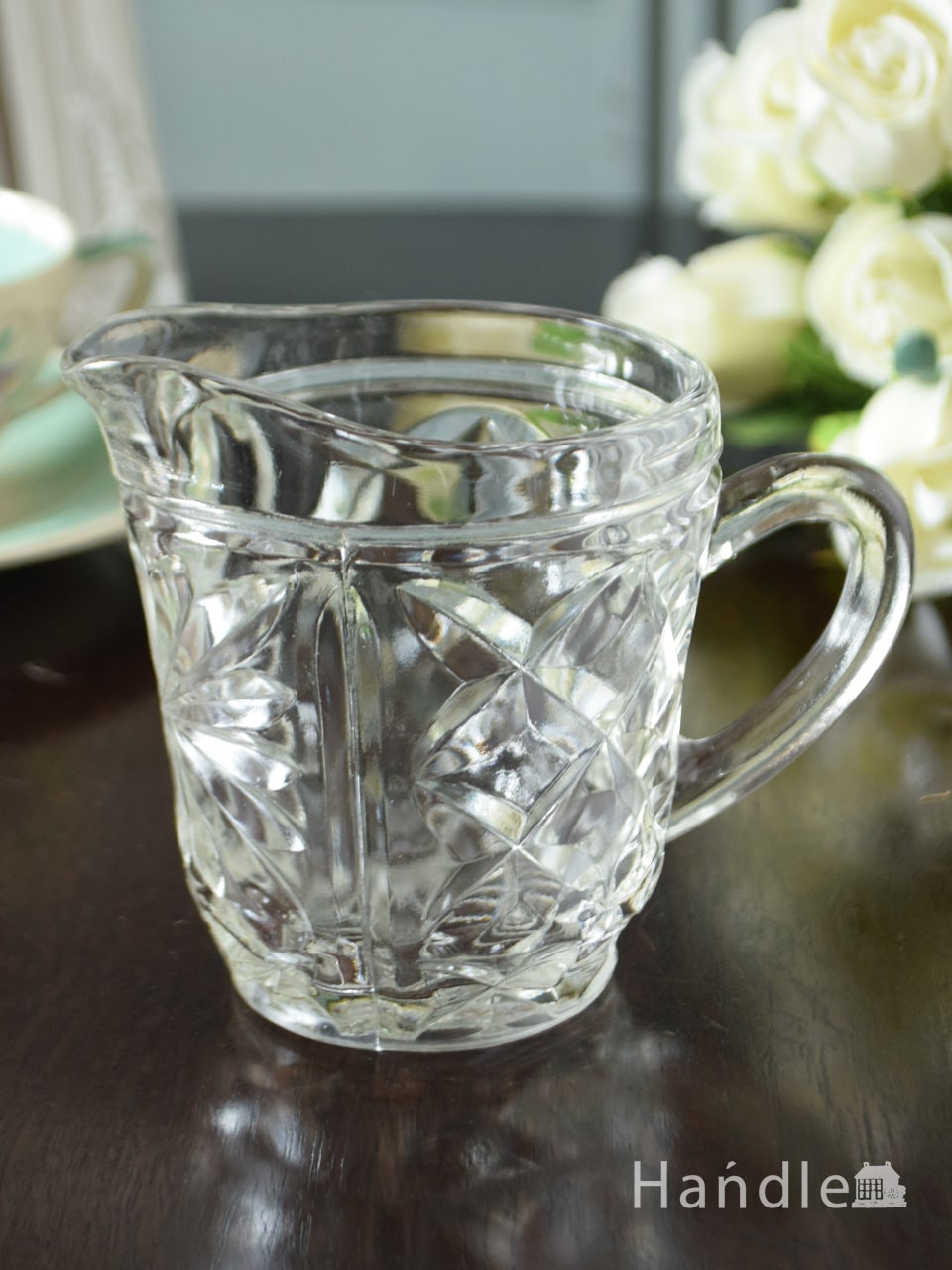 英国アンティークのプレスドグラス、大きなダイヤ形の型押しのガラス