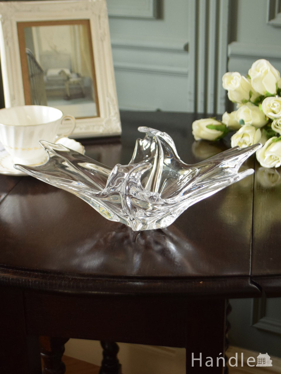 アンティークのガラスの器、芸術的に美しい形のおしゃれなガラスボウル