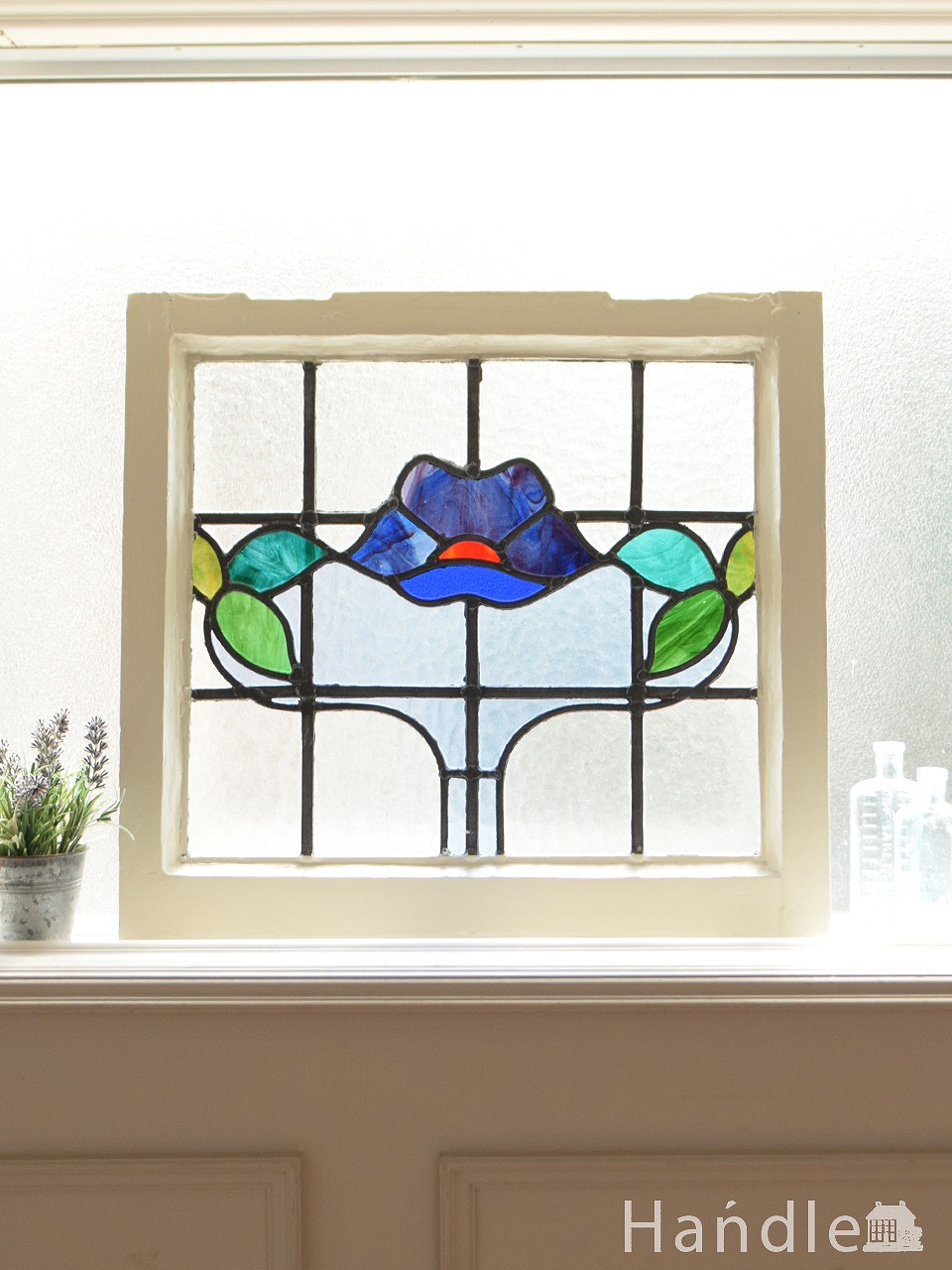 英国アンティークのステンドグラス、爽やかなパープル×ブルー色のガラスのお花のステンドグラス (d-1633-z)