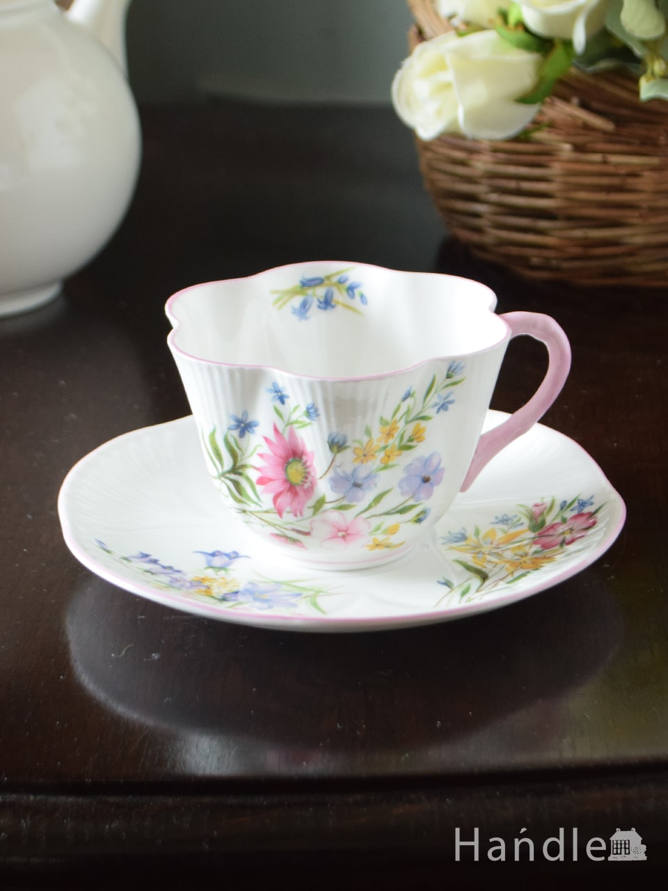 シェリーのピンク色のワイルドフラワー（Wild Flower）ディンティーシェイプのアンティークのカップ＆ソーサー (d-1700-z)