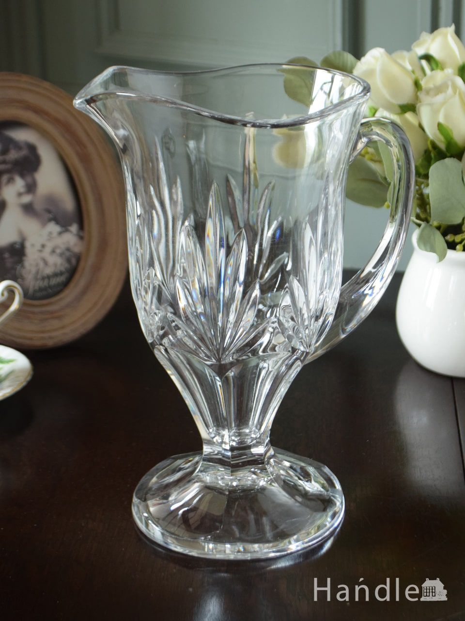イギリスから届いたアンティークのガラス食器、脚付きのプレスドグラスのガラスで出来たピッチャー (pg-6860)