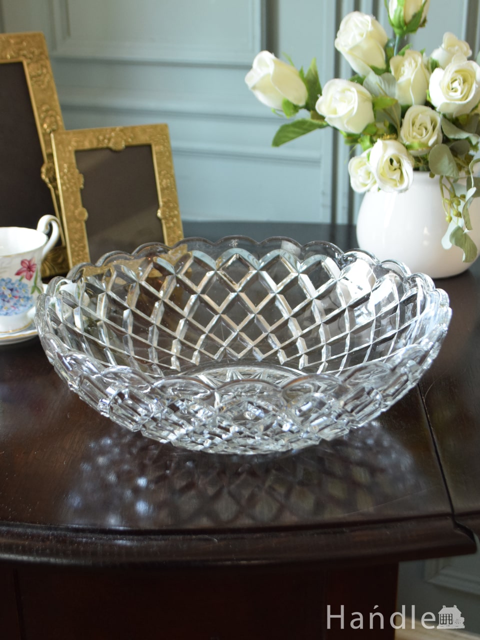 アンティークガラスの食器、型押し模様がキラキラ輝くアンティーク