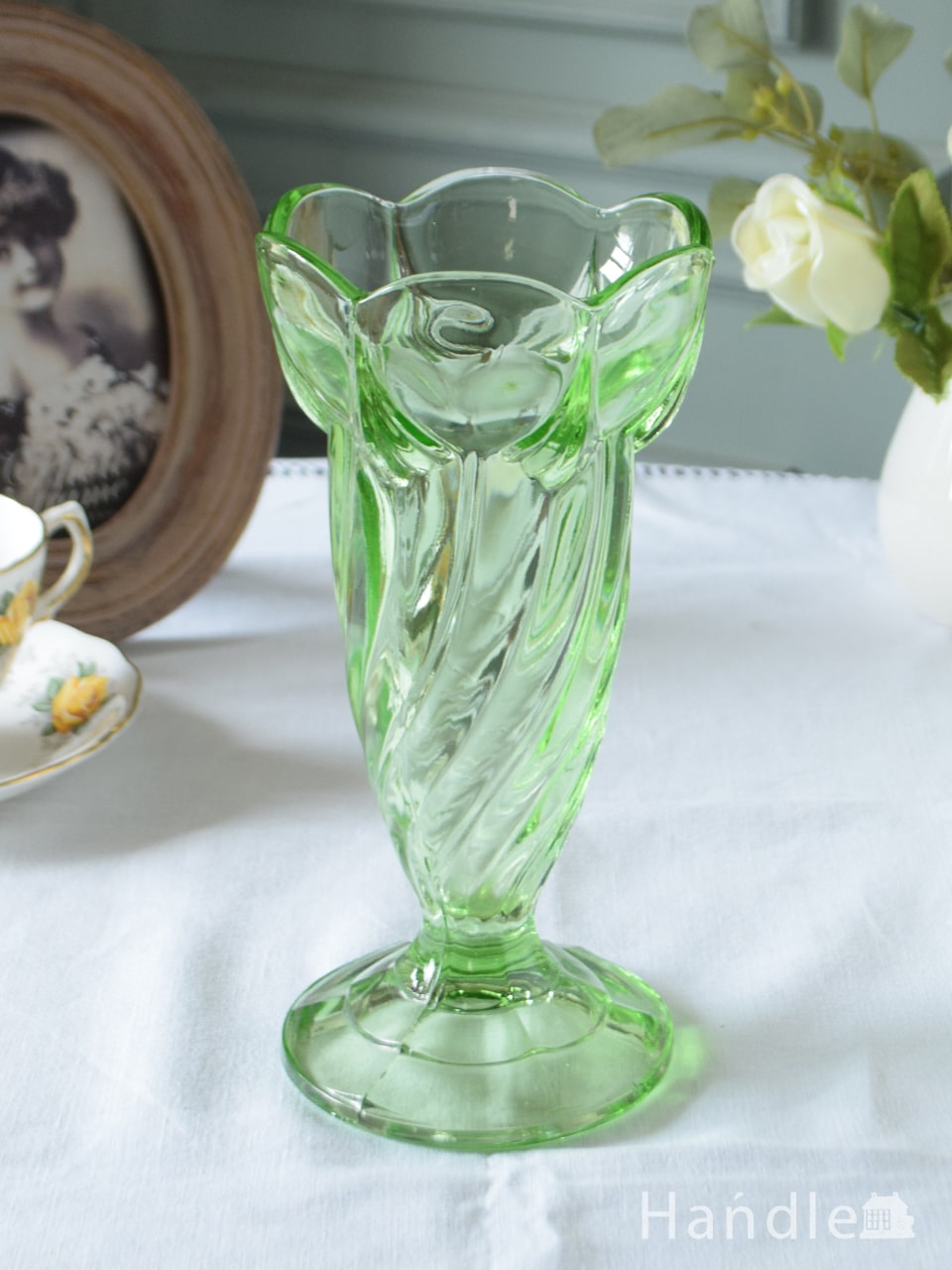 アンティークガラスのフラワーベース、グリーン色のプレスドグラスの花瓶