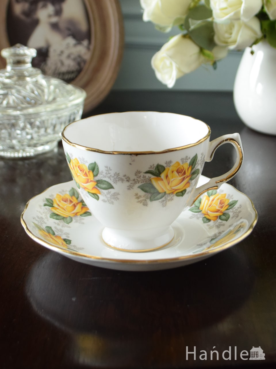 イギリスのアンティーク食器、イエロー色のバラの模様が描かれたカップ＆ソーサー (k-4696-z)