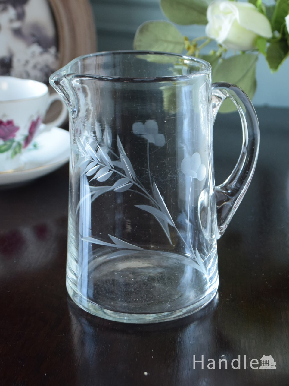 アンティークガラスのおしゃれな雑貨、お花の模様のプレスドグラスのピッチャー (pg-6921)