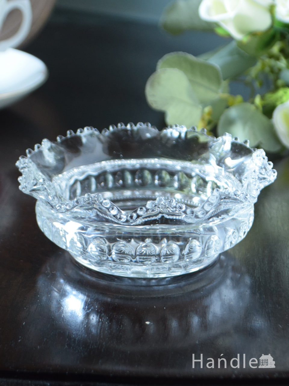 イギリスアンティークガラス雑貨、縁取りのフリルが華やかなプレスドグラスのボウル (pg-6934)