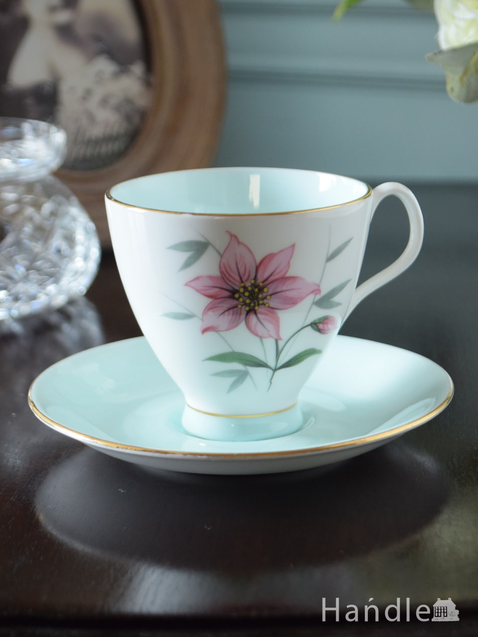 ロイヤルアルバート社のアンティーク陶磁器、お花が描かれた、ELFINのカップ＆ソーサー (k-4745-z)