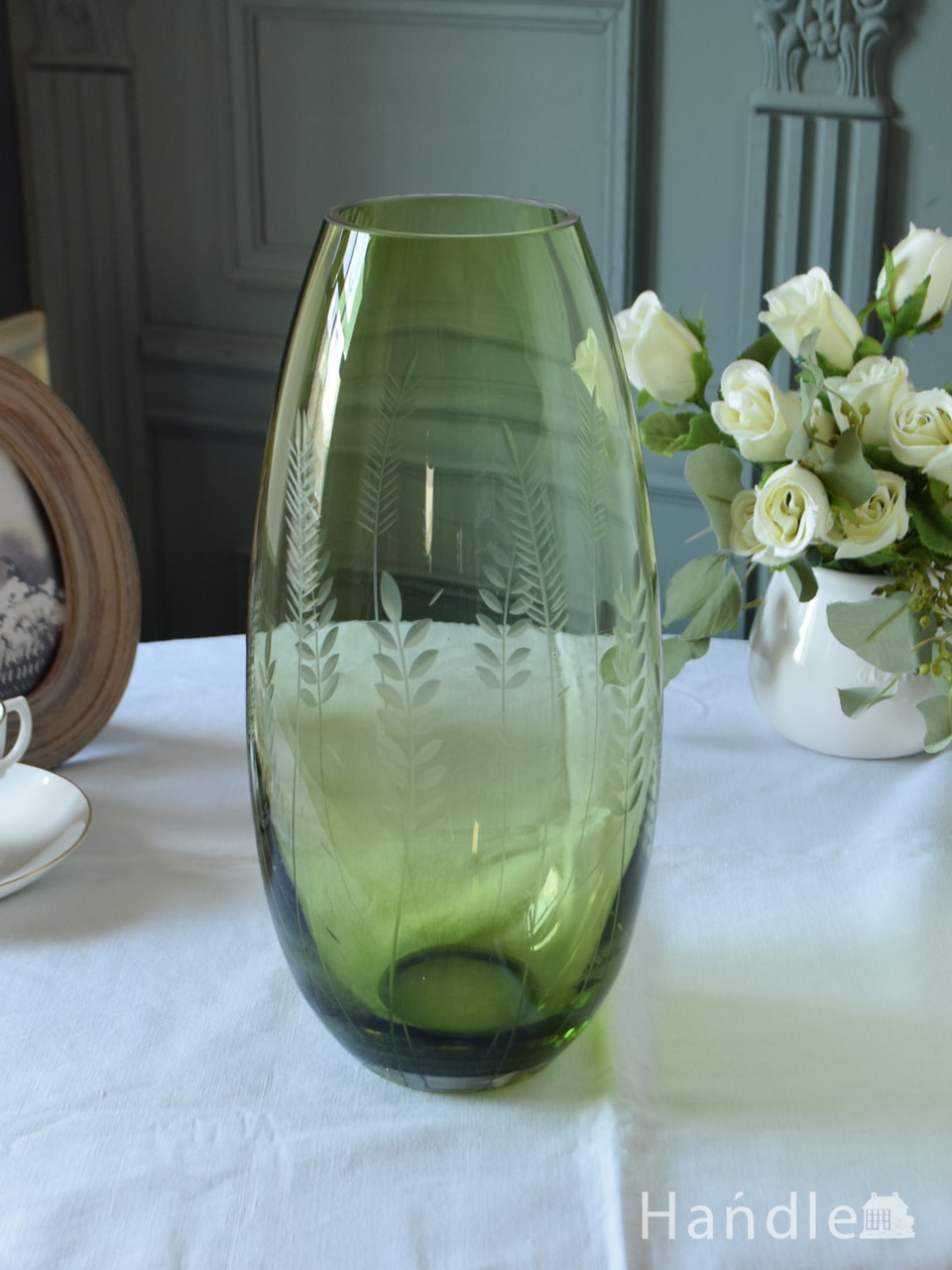 アンティークガラスの花器、リーフ模様が入ったグリーン色のフラワー