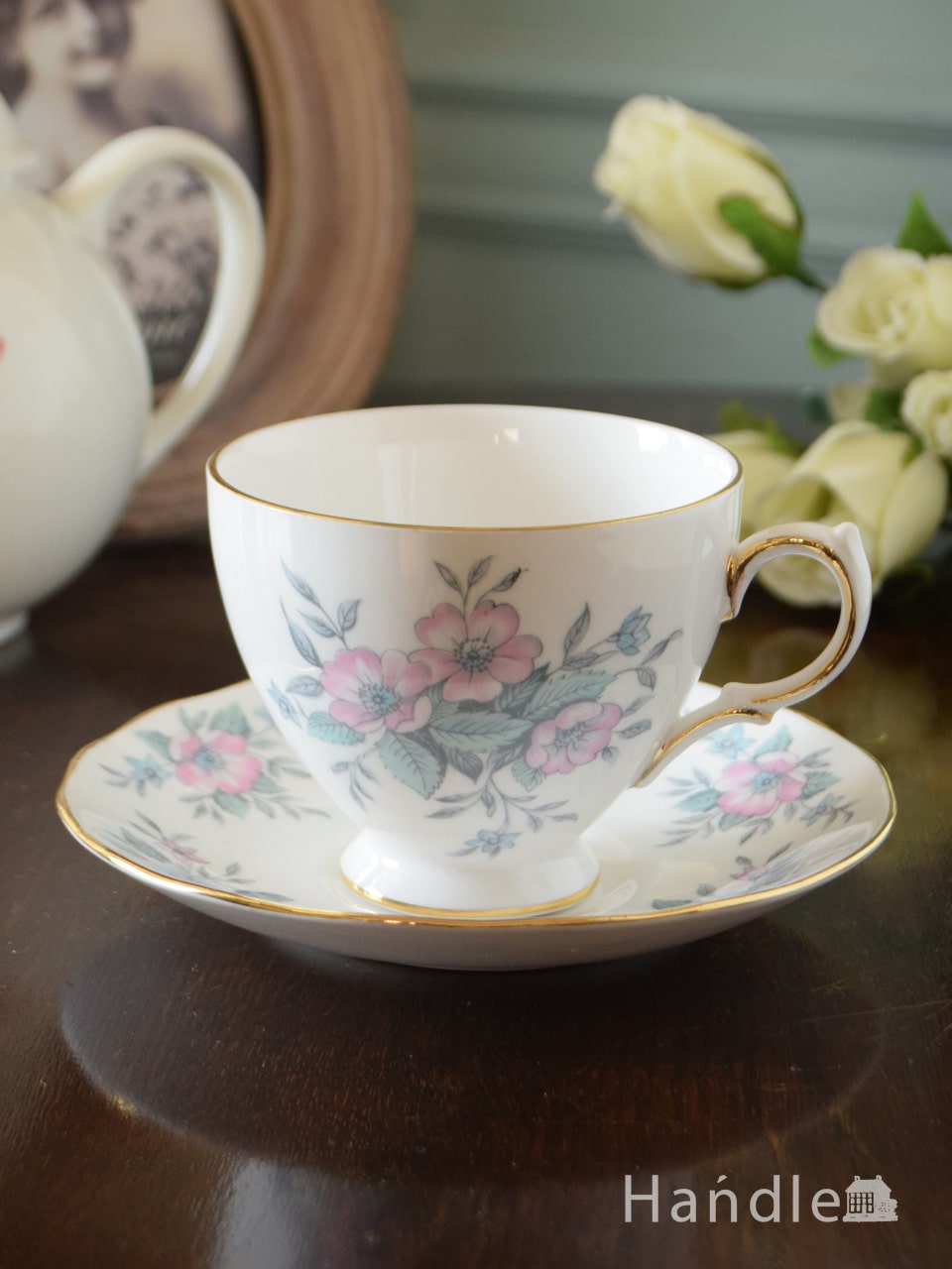 コルクラフ(Colclough)のカップ＆ソーサー、淡い色のお花がステキなアンティークの食器 (m-4607-z)