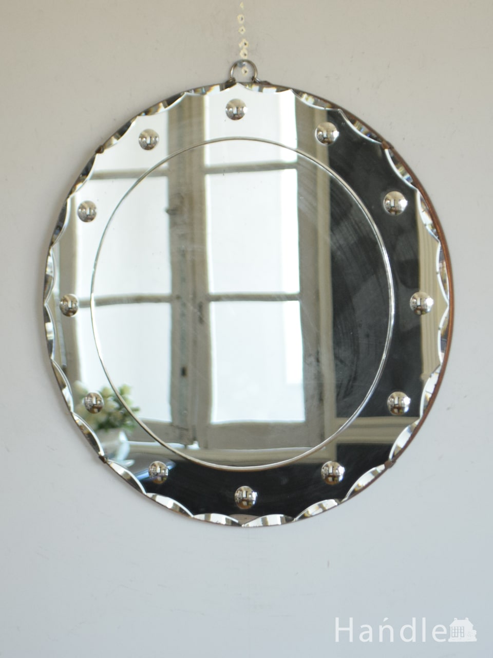 イギリスのアンティーク雑貨、丸い形の縁取りが輝く壁付けの鏡 (k-4671-z)