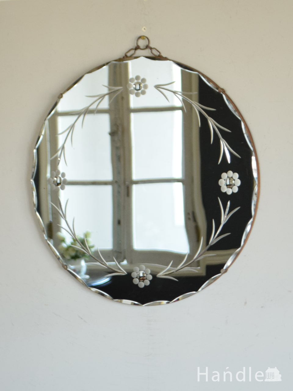 イギリスのアンティーク雑貨、丸い形の縁取りが輝く壁付けの鏡 (k-4717-z)