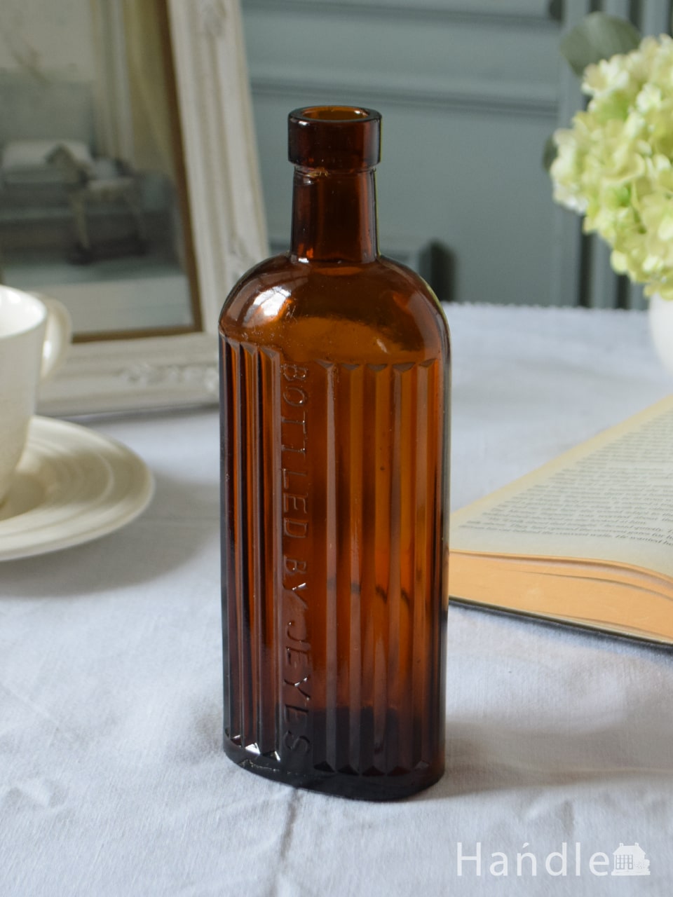 アンティークのおしゃれなガラスボトル、エンボス入りのブラウン色のガラス瓶 (d-1784-z)