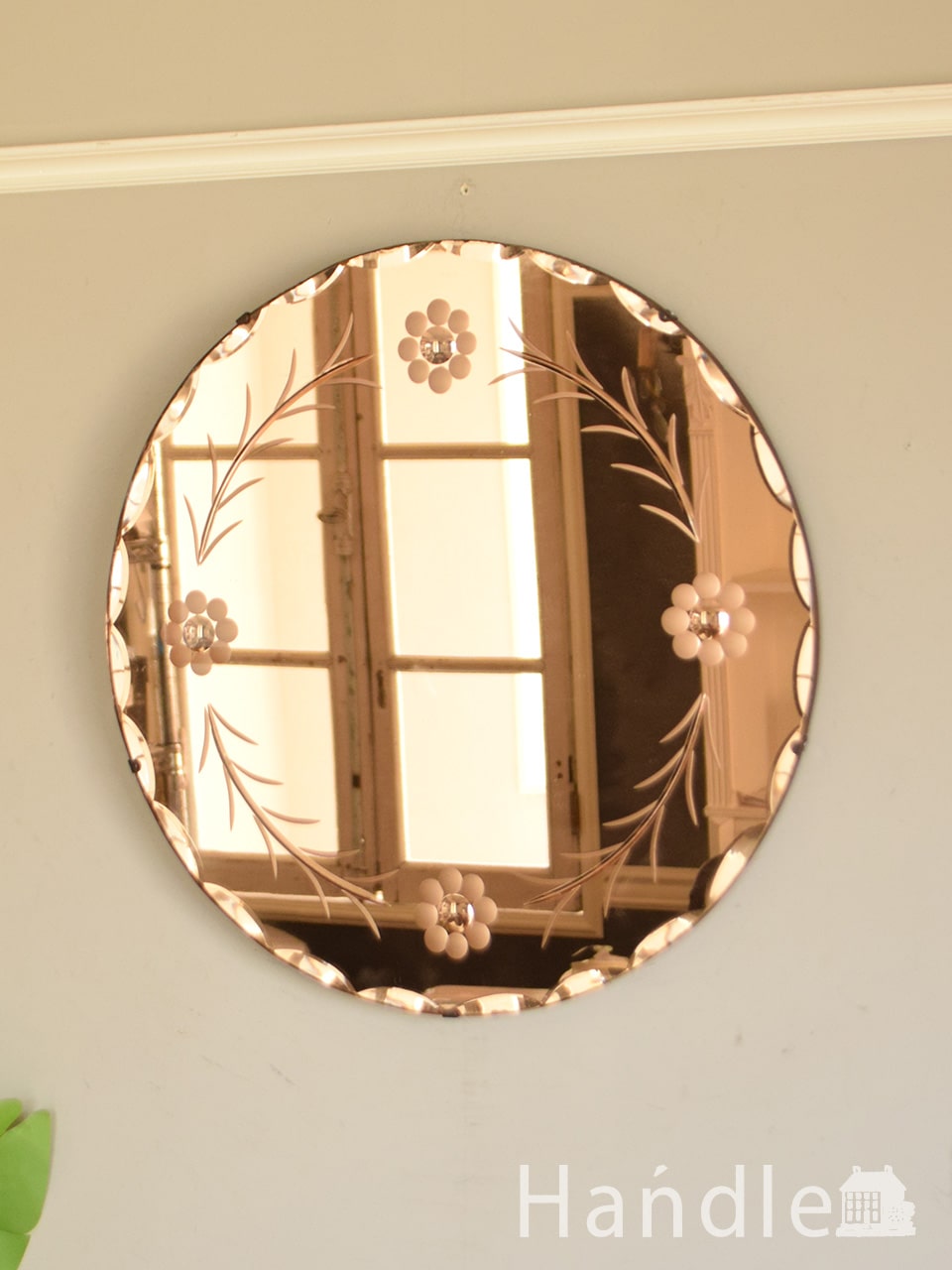 イギリスのアンティーク鏡、お花の模様の丸い形の壁付けのカッティングミラー (k-4668-z)