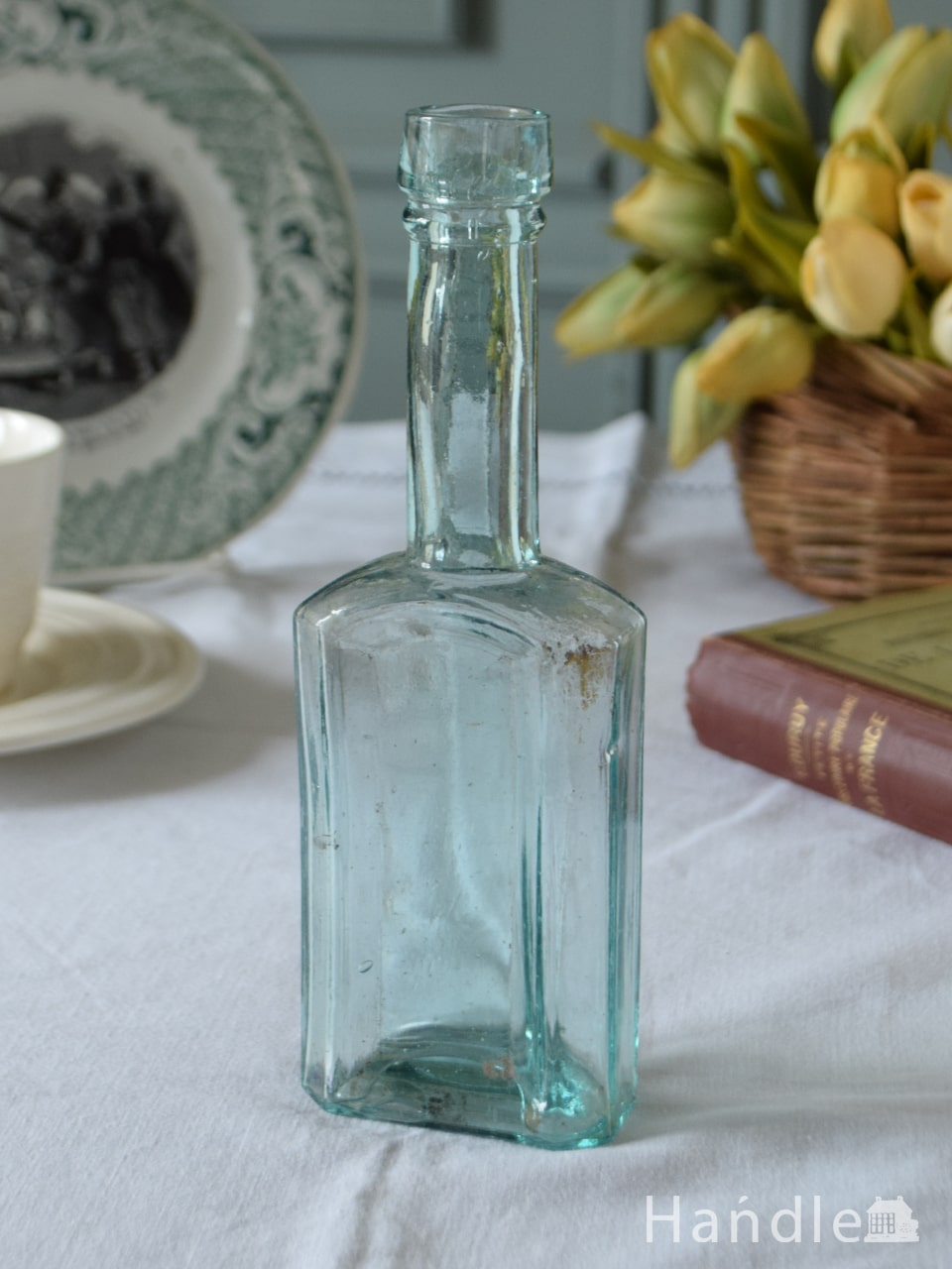 アンティークのおしゃれなガラスボトル、淡い色のガラスがキレイなボトル (m-5342-z)