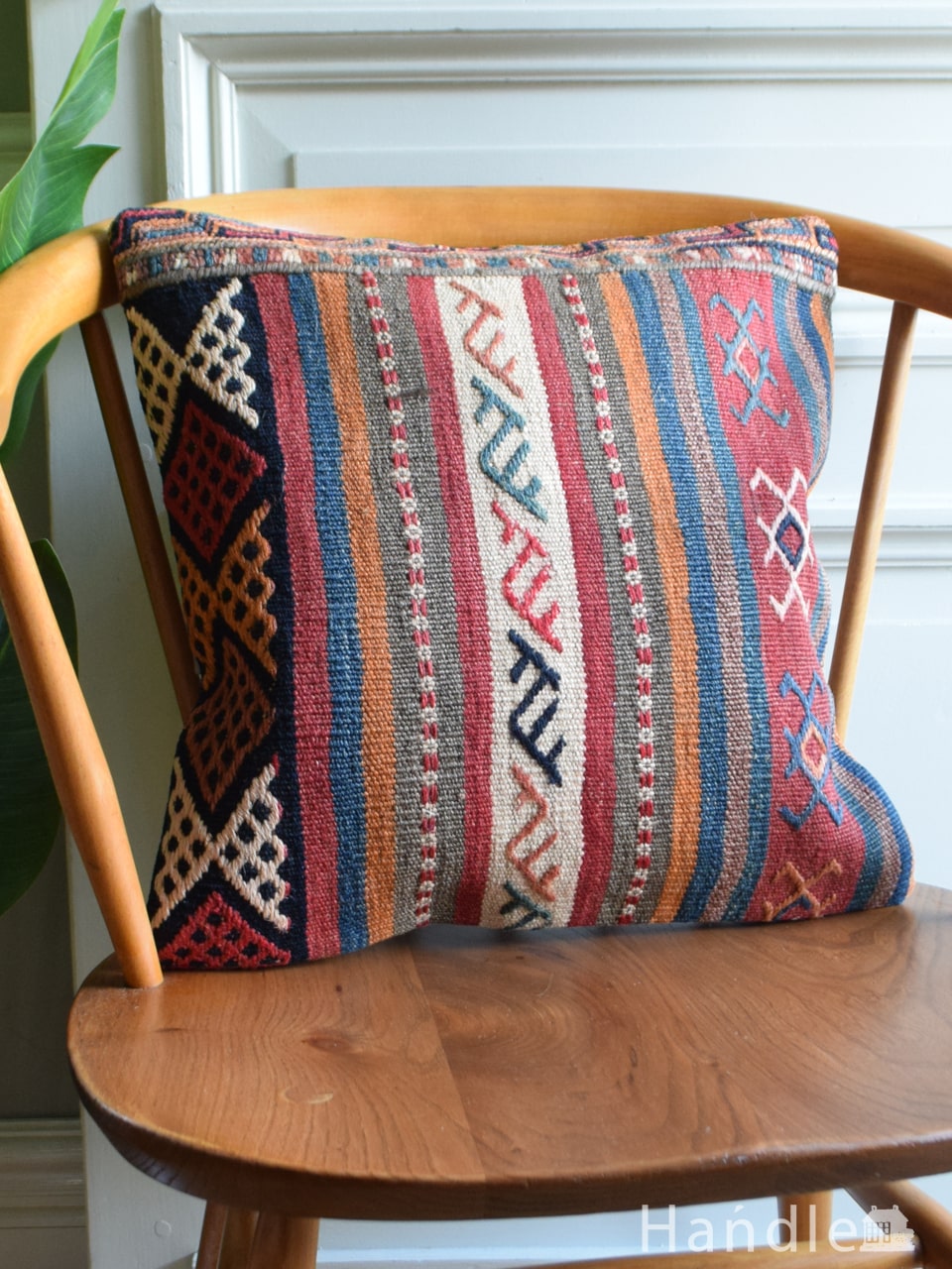 オールドキリムを使った、羊の角(ram’s horn) ×ストライプ模様がおしゃれなクッションカバー (m-5133-z)