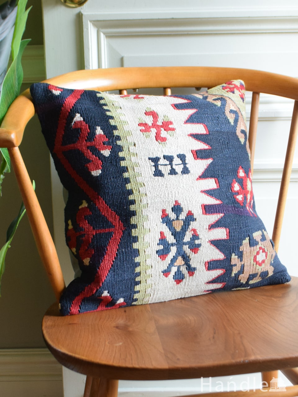 オールドキリムを使った、羊の角(ram’s horn) モチーフの落ち着いた色のクッションカバー (m-5137-z)