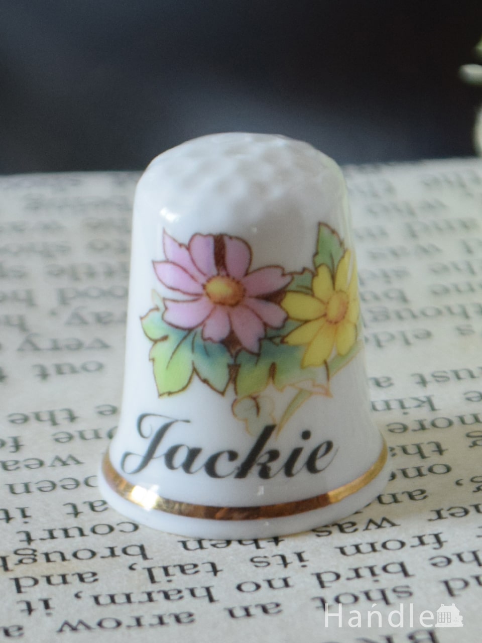 イギリスのアンティーク雑貨、ピンクとイエローのお花のシンブル（Jackie） (m-5298-z)