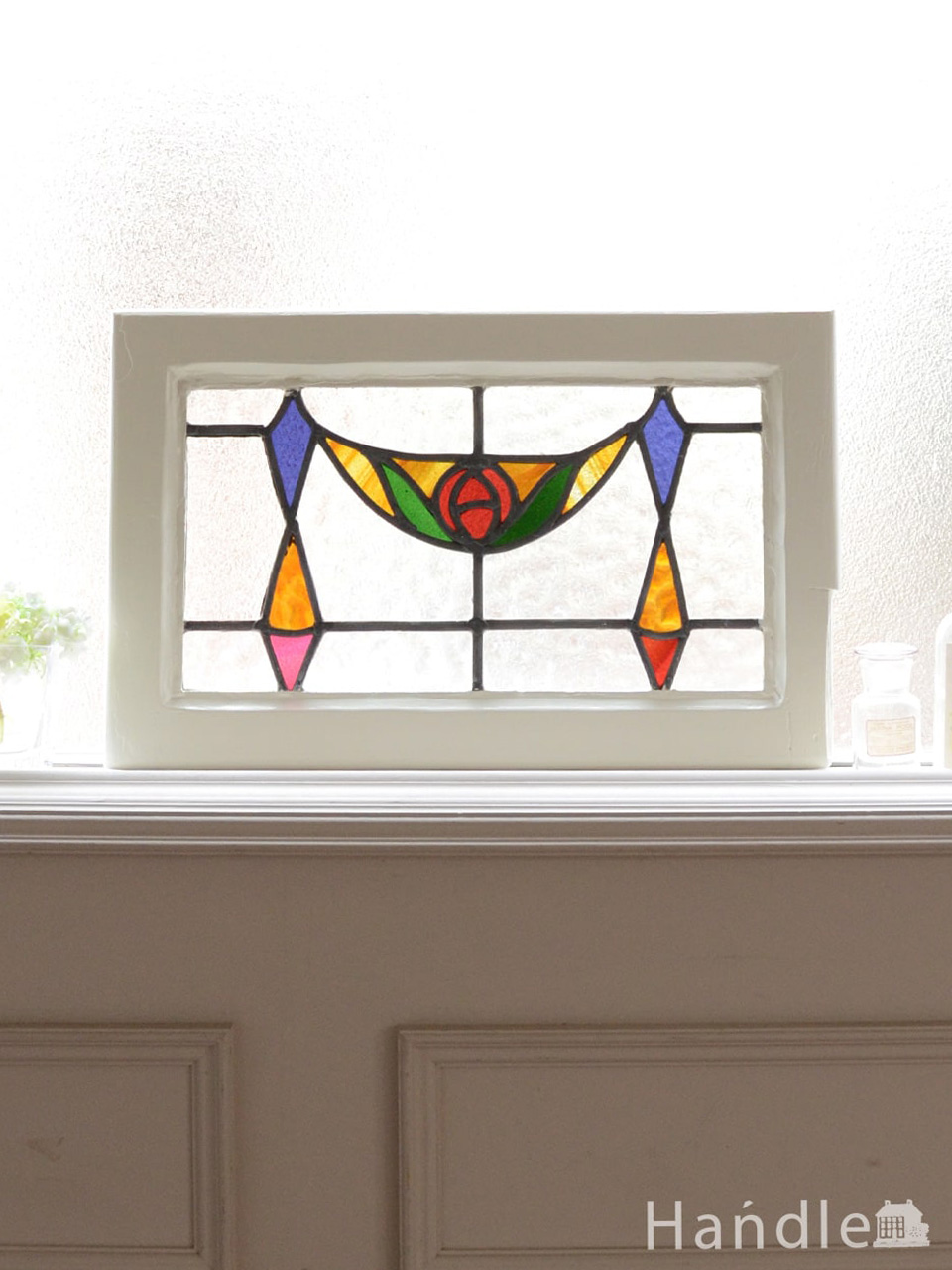 英国アンティークのステンドグラス、赤いバラとリボンの模様が可愛いステンドグラス (g-1340)