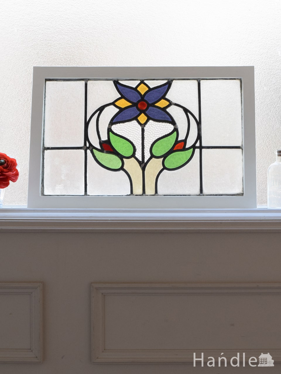 英国アンティークのステンドグラス、パープル色のガラスのお花の 