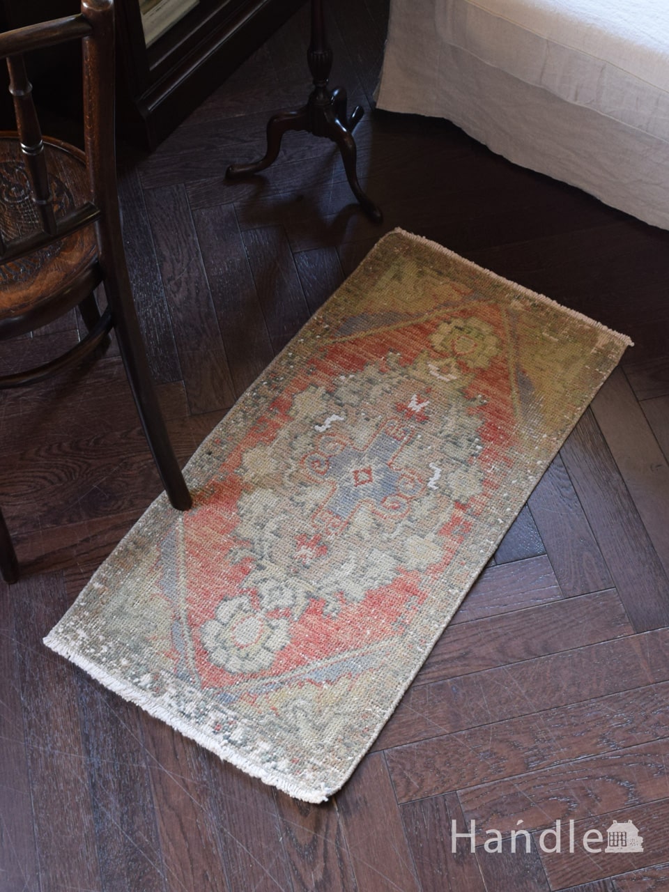 年月を経て美しい色に変化したトライバルラグ、トルコヤフヤルの絨毯（アクサライ） (m-5050-z)