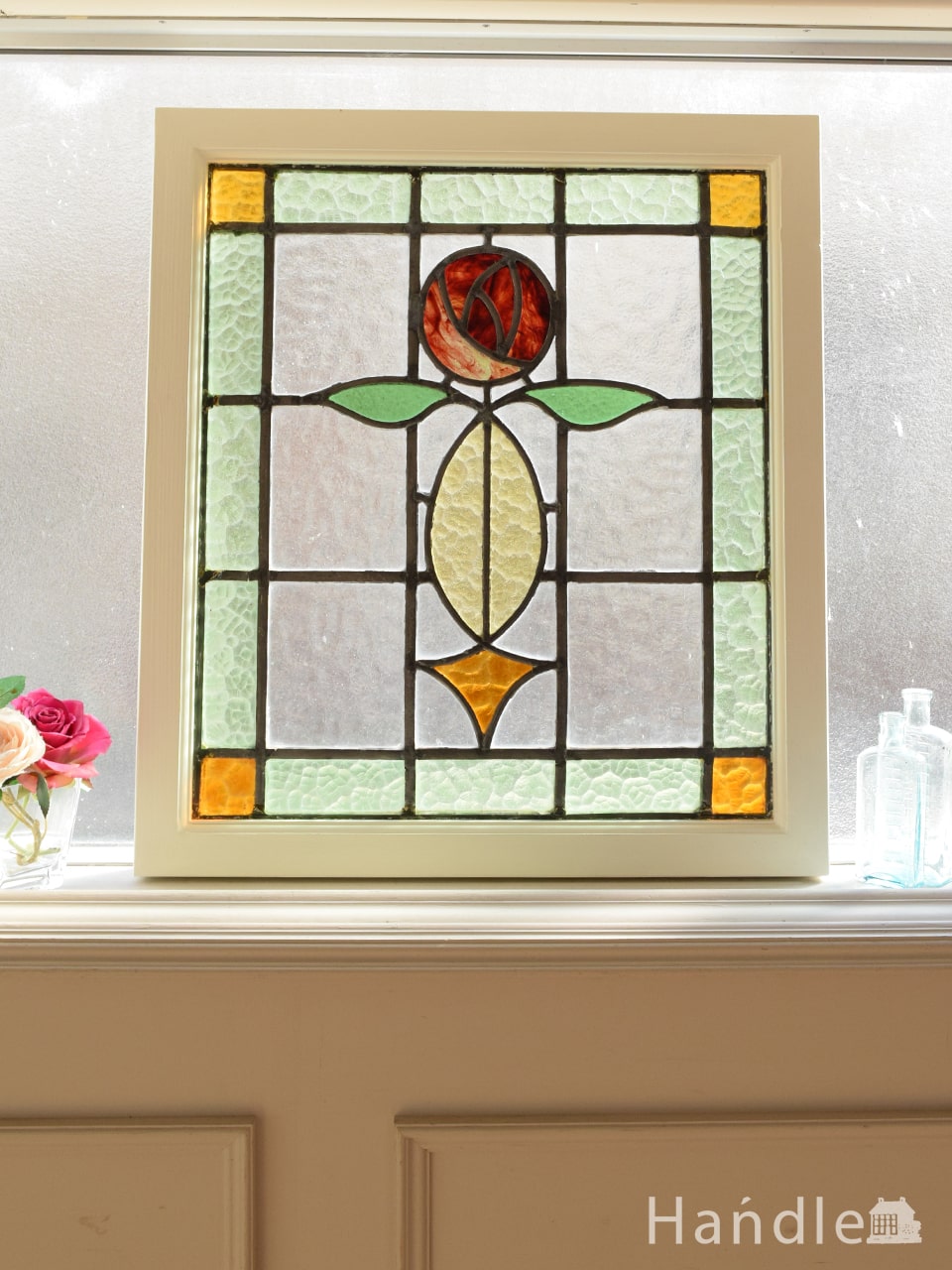 英国アンティークのステンドグラス、曲線で描かれた葉っぱとバラ模様のステンドグラス