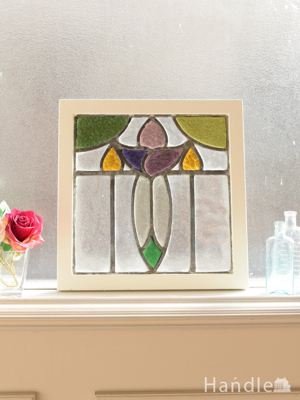イギリスのおしゃれなステンドグラス、パープル色のガラスのお花模様のアンティークのステンドグラス  (g-1361)