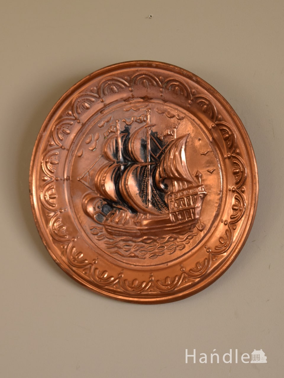 英国のおしゃれなアンティーク雑貨、帆船の型押しがカッコいい真鍮製の飾り皿