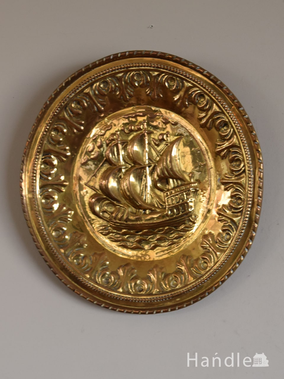 英国で見つけたアンティーク雑貨、帆船の型押しがカッコいい真鍮製の飾り皿 (m-5356-z)