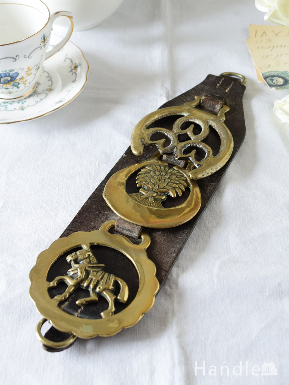 英国で見つけたアンティーク馬具飾り、真鍮製のアンティークホースブラス（革ベルト付きセット）