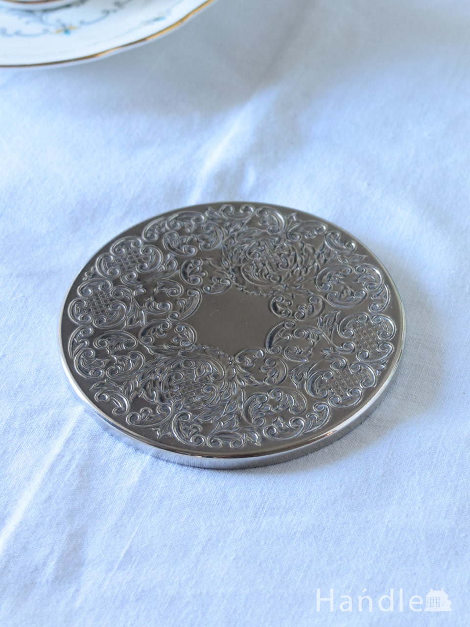 英国で見つけたテーブルウェア、繊細な模様が美しいシルバープレートのコースター (k-5025-z)