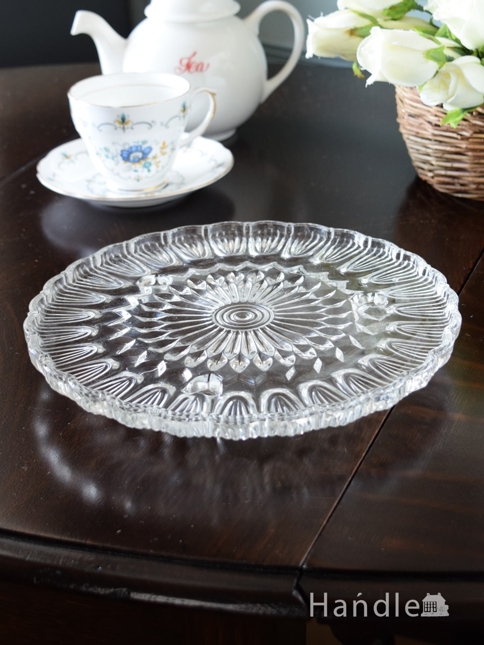 アンティークのガラスのプレート、お花の模様が豪華なプレスドグラスのトレイ (pg-7289)