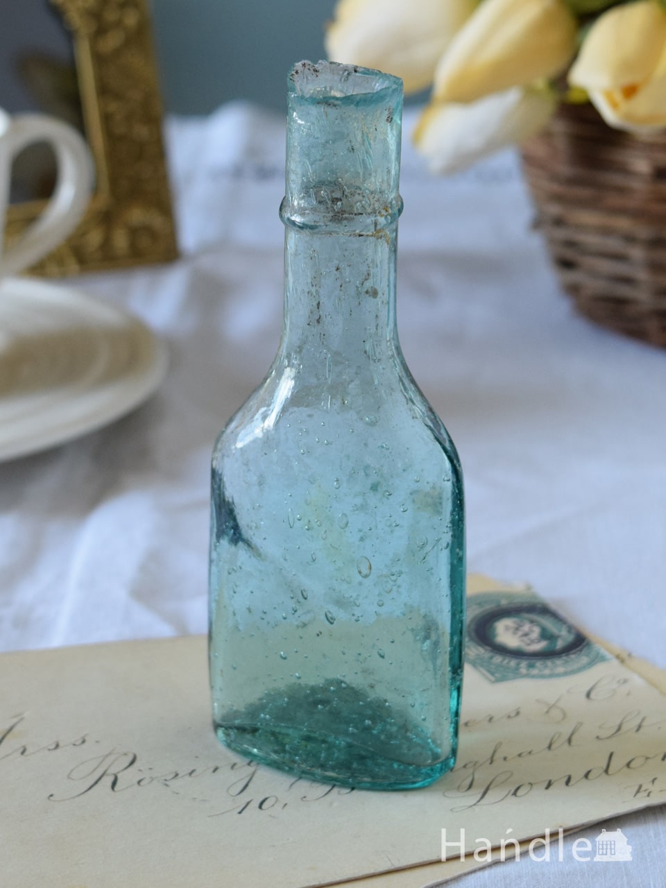 アンティークのおしゃれなガラスボトル、淡い色のきれいなガラス瓶m
