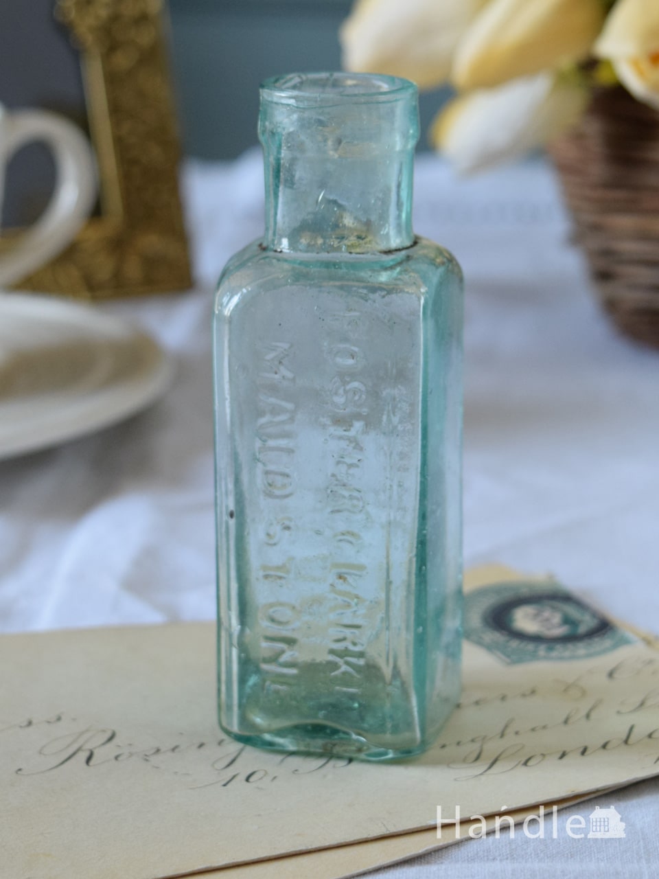 アンティークのおしゃれなガラスボトル、イギリスで見つけたエンボス 