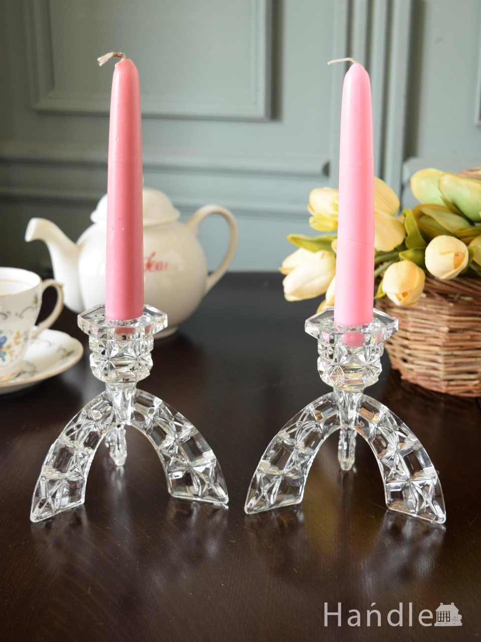 イギリスのアンティークガラス雑貨、3本脚のアーチが美しいプレスドグラスのキャンドルスタンド