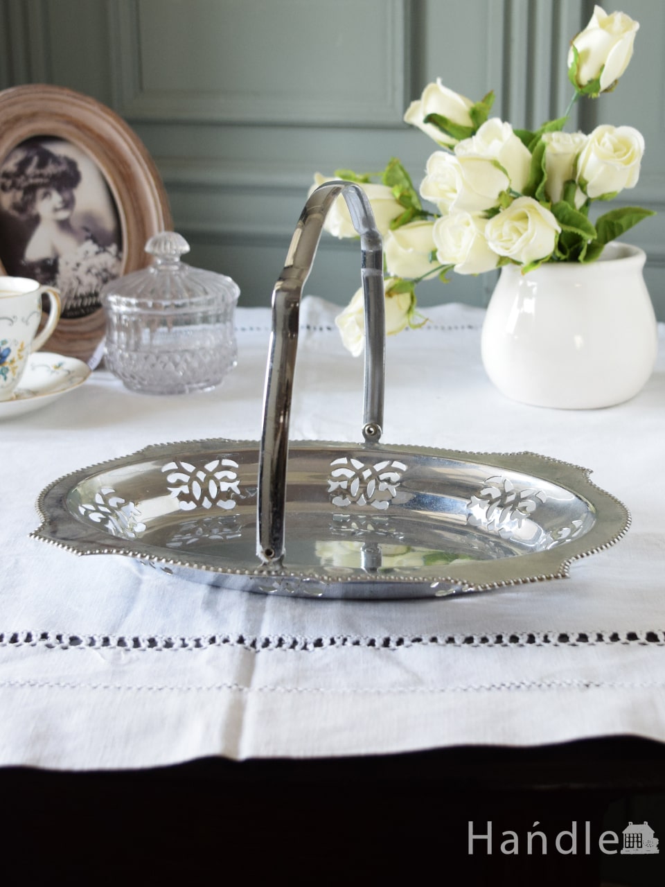 英国製シルバーの持ち手付きバスケット、繊細な装飾が豪華なシルバープレート (m-4996-z)