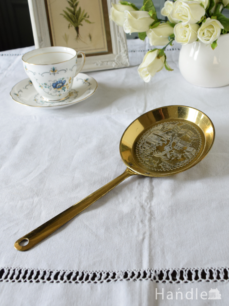 イギリスで見つけた壁飾り、英国伝統のウィローパターンが描かれたアンティークの真鍮雑貨 (m-4935-z)