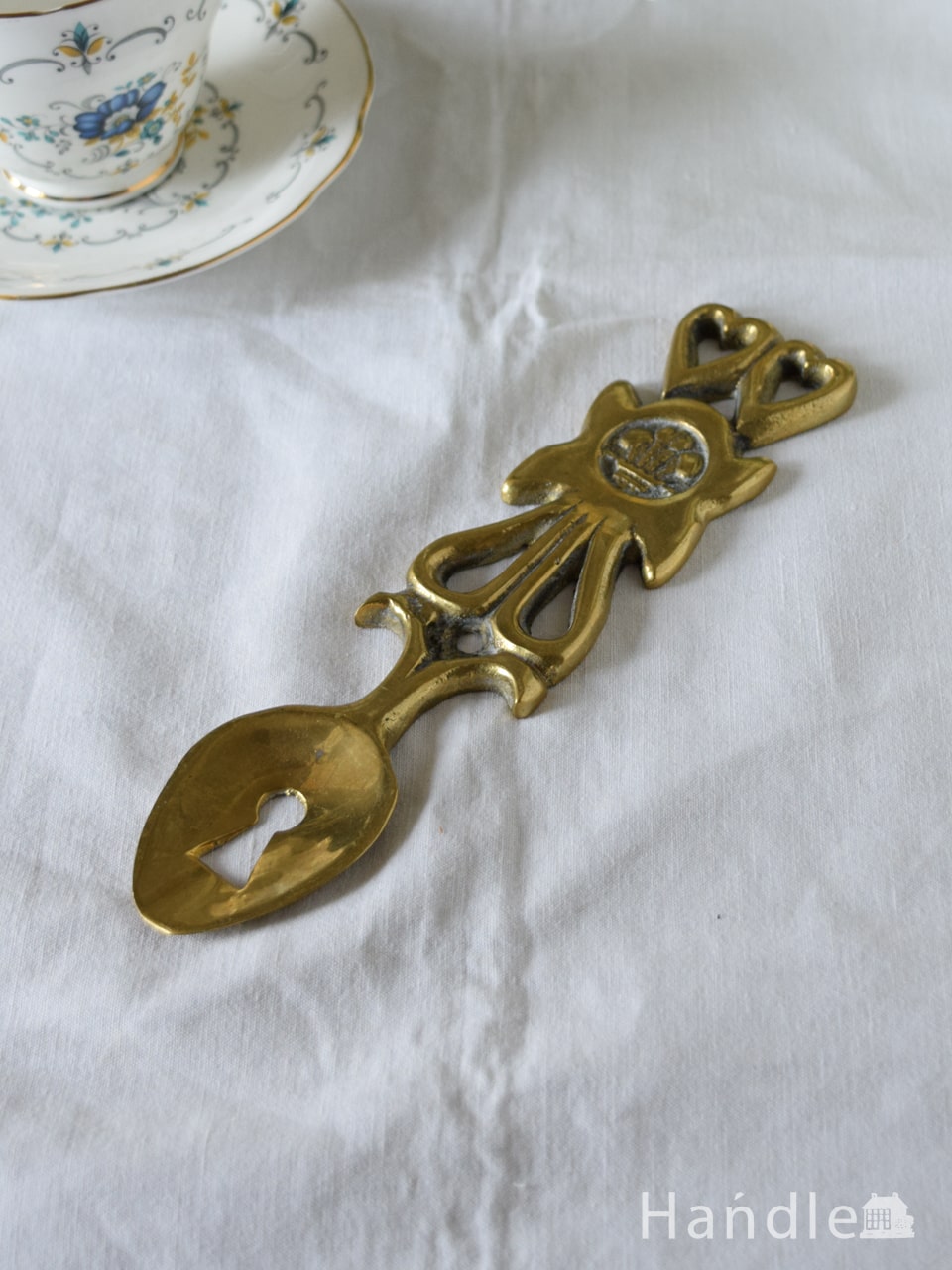 イギリスで見つけたアンティークの壁飾り、鍵穴モチーフの付いた真鍮のスプーン（ブラスオブジェ）