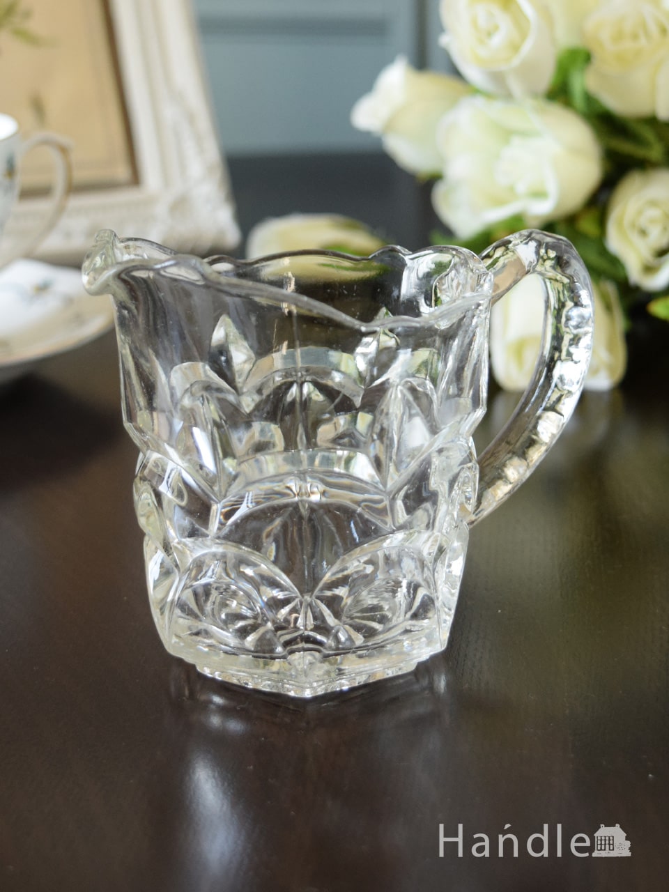 イギリスから届いたアンティークガラス雑貨、可愛いプレスドグラスのミルクピッチャー (pg-7315)