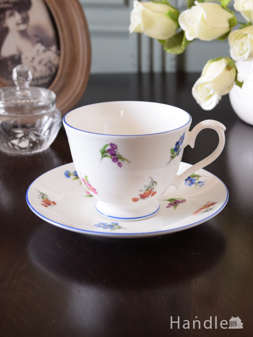 イギリスのアンティーク陶磁器、小さな花柄が可愛いロイヤルグラフトン（Royal Grafton）カップ＆ソーサー (m-5536-z)