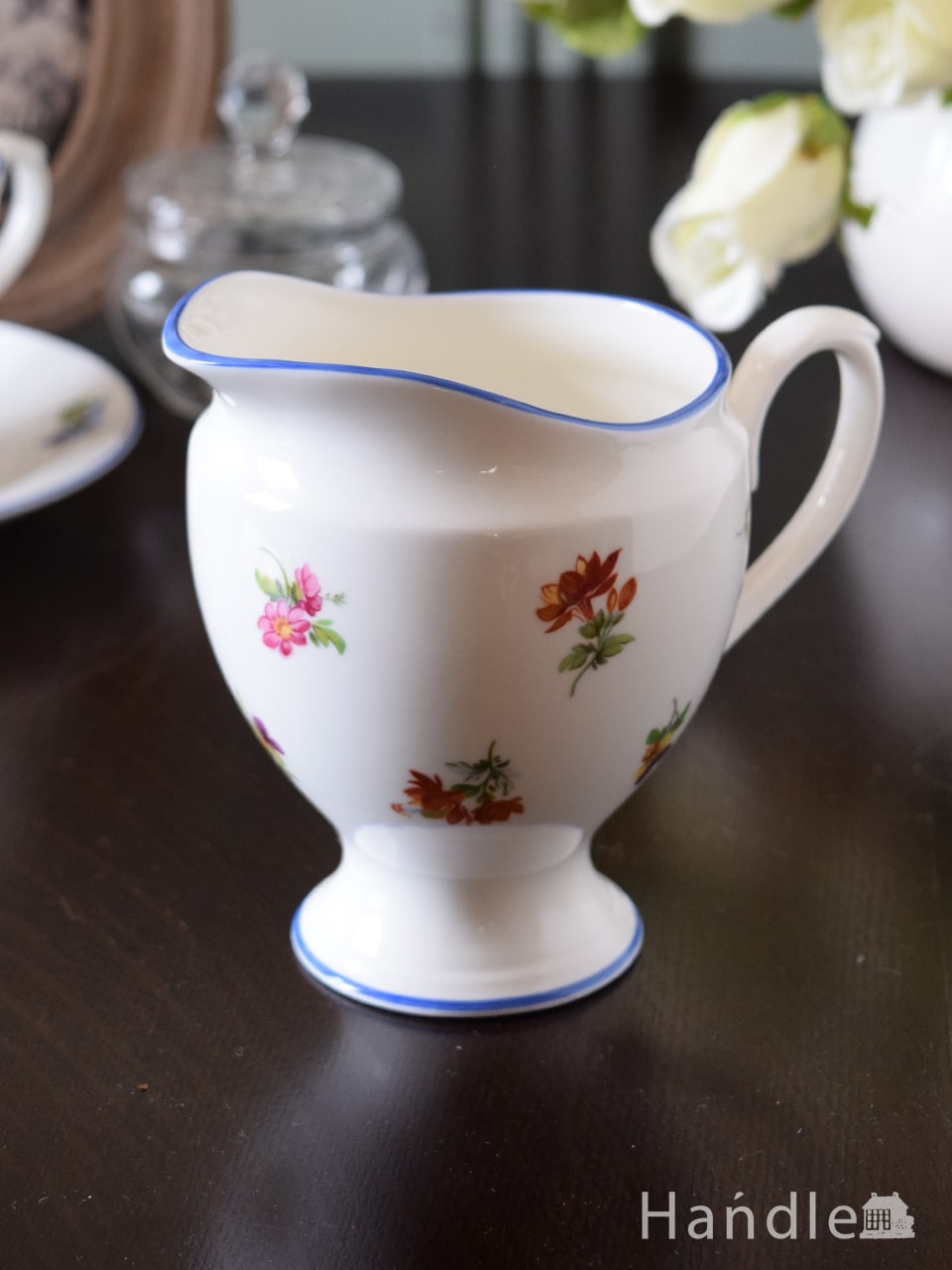 イギリスのアンティーク陶磁器、小さな花柄が可愛いロイヤルグラフトン（Royal Grafton）ミルクピッチャー (m-5538-z)
