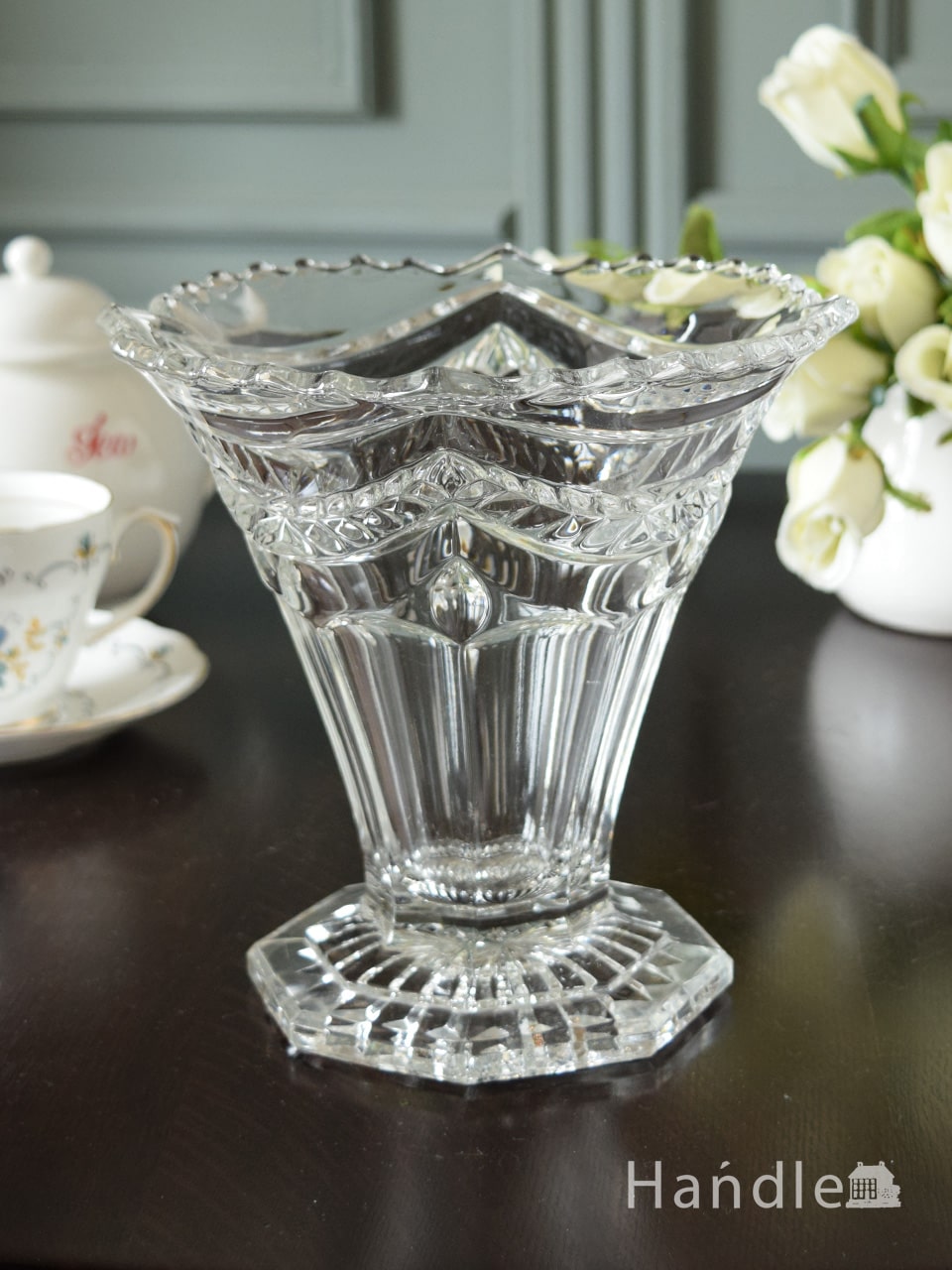 アンティークの花瓶、フォルムが美しいプレスドグラスのフラワーベース