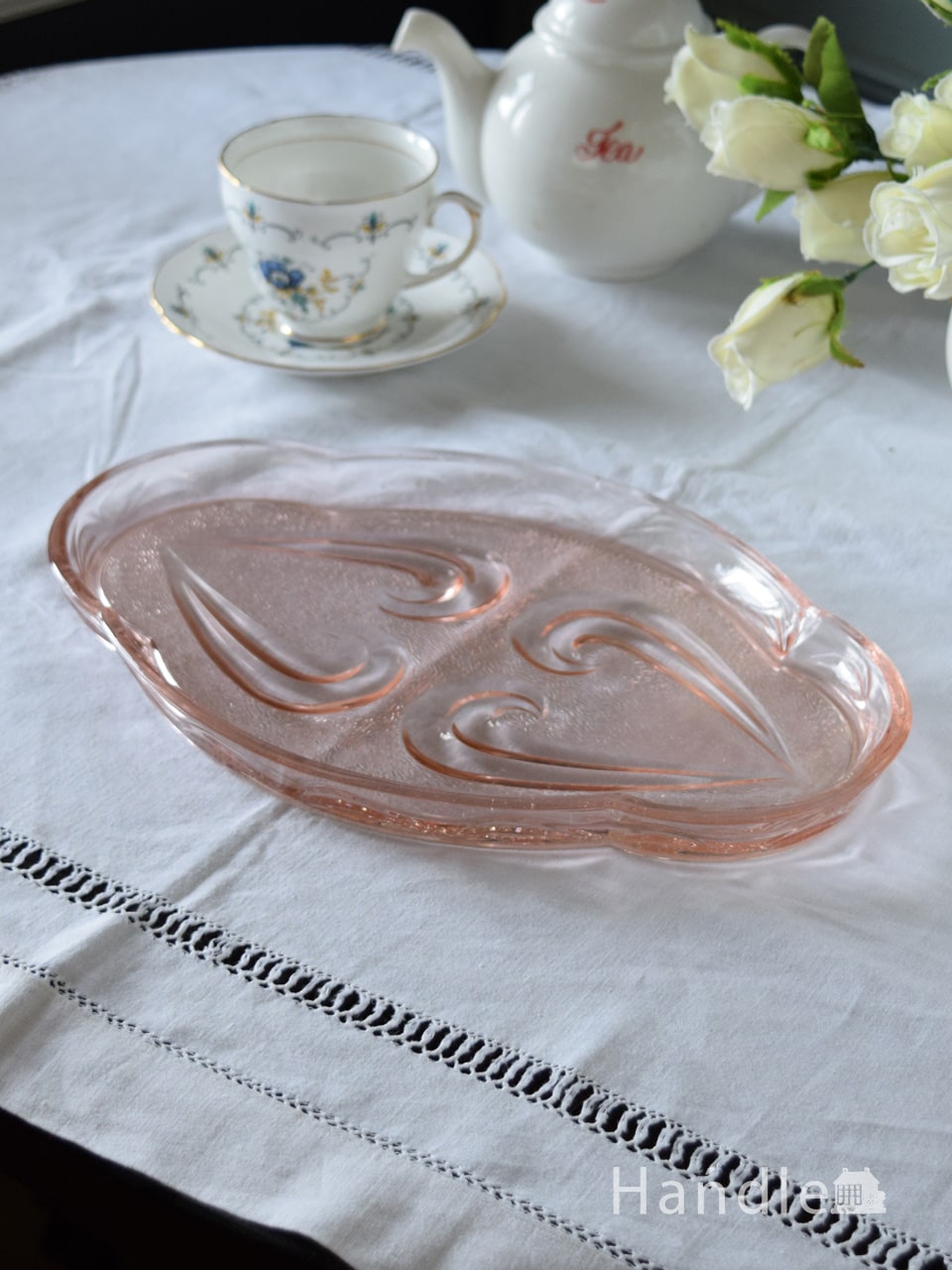 アンティークガラスのプレート、ハートの模様が可愛いプレスドグラスのピンク色のトレイ (pg-7145)
