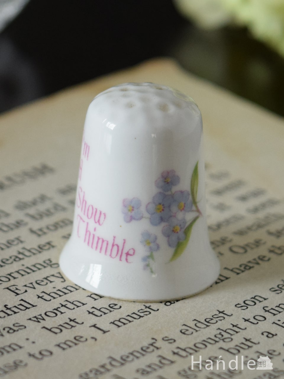 イギリスのアンティーク雑貨、爽やかなお花のデザインのシンブル（ I'm A Show Thimble） (m-5546-z)