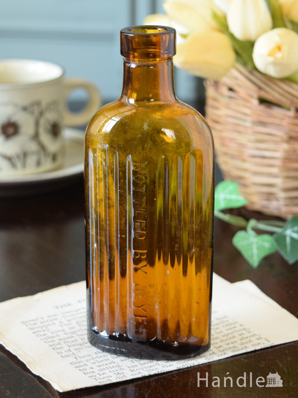 アンティークのおしゃれなガラスボトル、エンボス入りのブラウン色のガラス瓶  (m-5577-z)