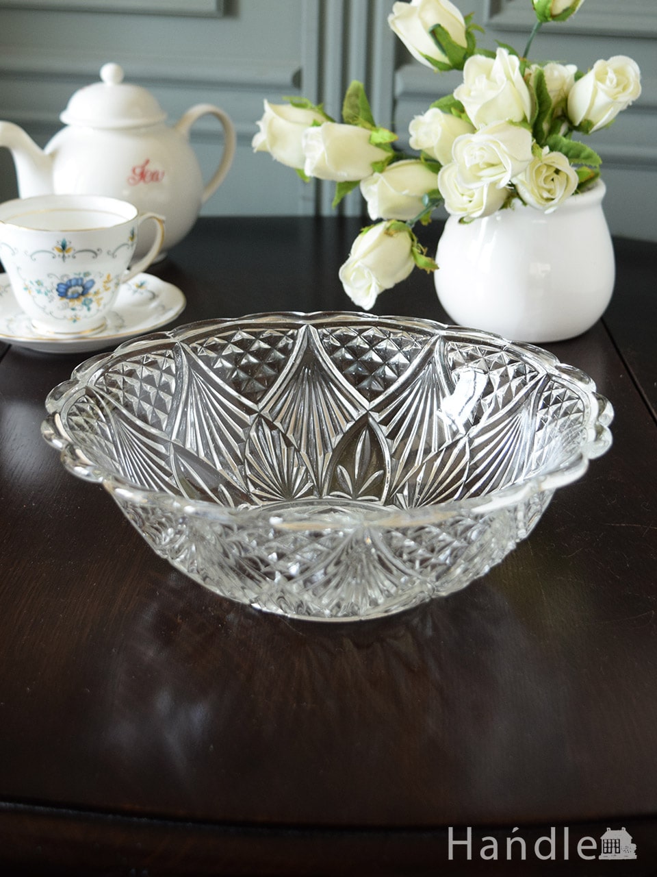 アンティークガラスのボウル、お花が咲いたようなデザインのプレスドグラスの食器 (pg-7065)