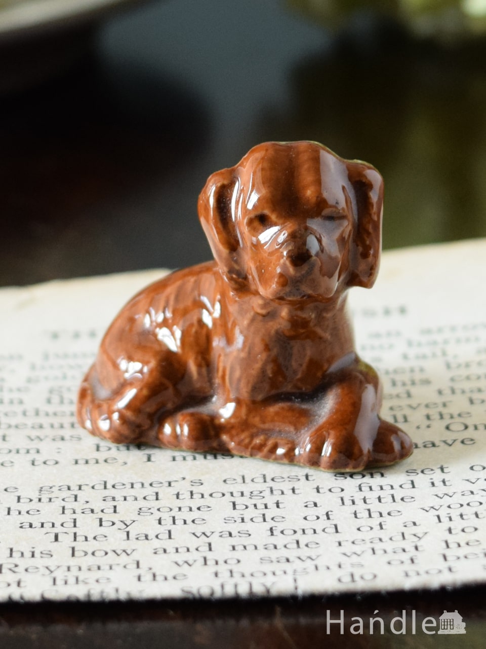 イギリスで見つけたWADE社のビンテージ陶器、Whimsiesシリーズの犬のフィギア（イヌ） (m-5782-z)