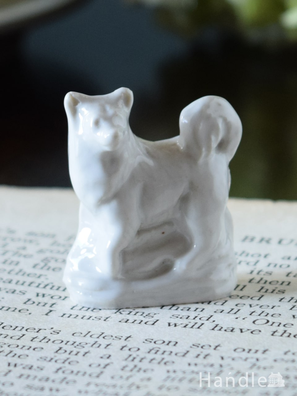 イギリスWADE社のビンテージ陶器、Whimsiesのフィギア（白い犬） (m-5784-z)