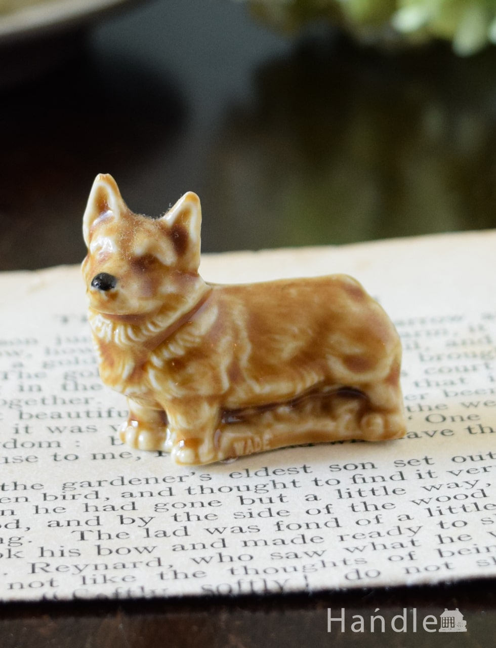 イギリスで見つけたWADE社のビンテージ陶器、Whimsiesシリーズの犬のフィギアCorgi(コーギー)　 (m-5765-z)